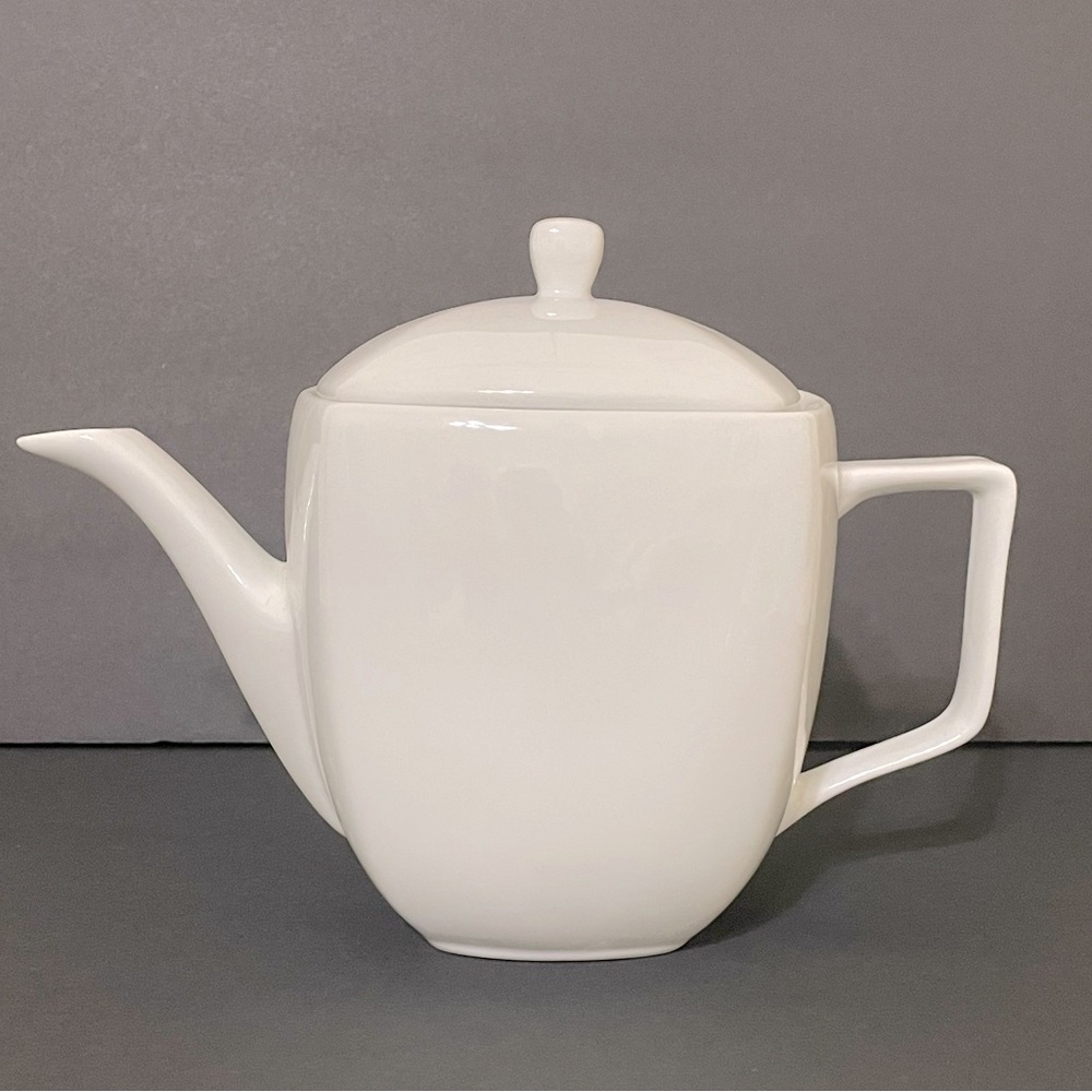 Modern White Ceramic 4 Cup Teapot or Coffee Kettle Like New
